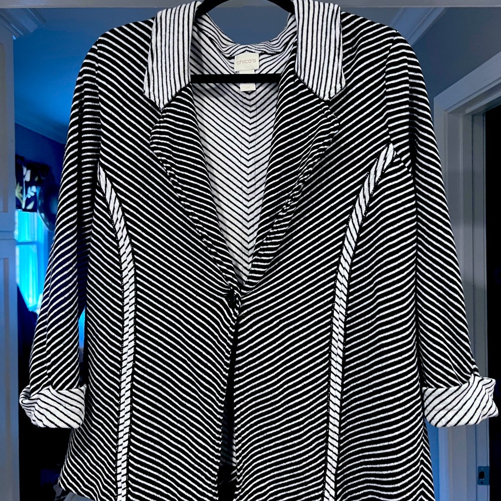 Black and white stylish sweater. Size 3